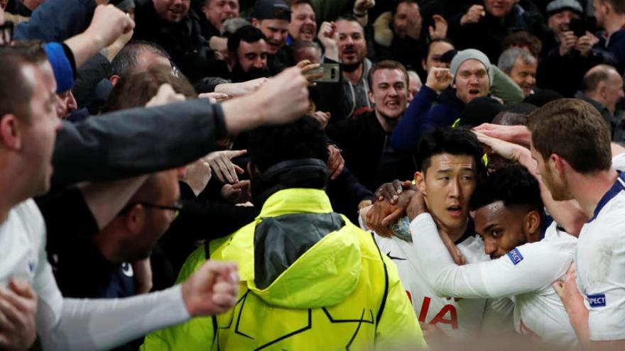 Los jugadores del Tottenham celebran su gol con sus aficionados