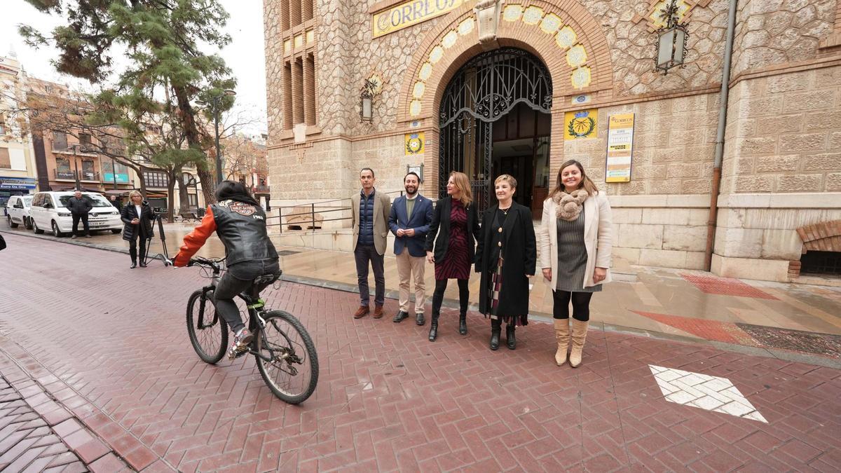 La consellera de Industria, Marian Cano, visitó a principios de este año el edificio de Correos junto a los representantes municipales.