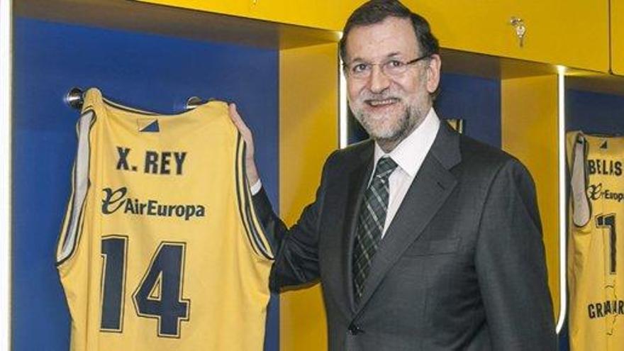 Rajoy, en los vestuarios del pabellón.