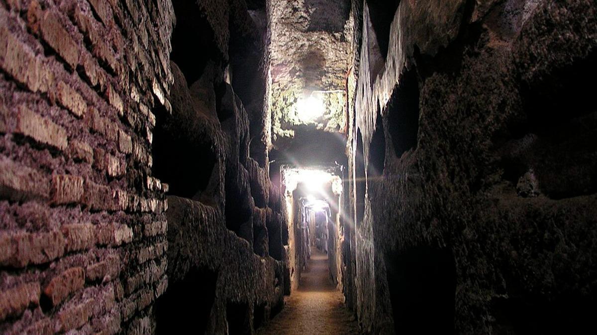 Uno de los pasadizos de las catacumbas de Domitila, en Roma.