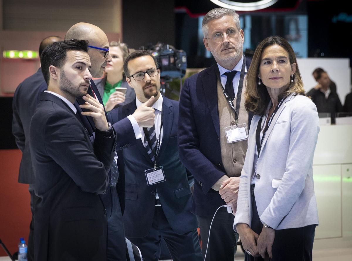 De izquierda a derecha, Rubén Garrido Requena (director de desarrollo de negocio de Innengine), José Ramón Serrano (catedrático que encabeza el Centro de Motores Térmicos de la Universidad Politécnica de Valencia), Juan Garrido Requena (fundador y director tecnológico de Innengine), Roberto Lendaro (vicepresidente de Innengine) y Ana Martín-Moreno Eléxpuru (directora gerente de Innengine), en la presentación de esta empresa granadina en el Salón del Motor de Ginebra.