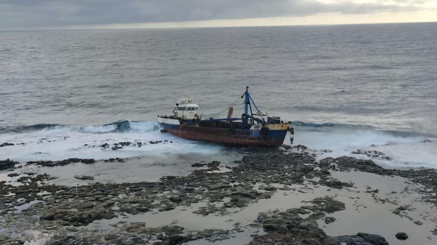 Un barco encalla en La Isleta y provoca un pequeño vertido de gasoil