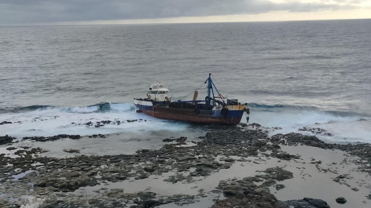 Una draga encalla en La Isleta