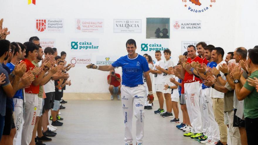 José Cabanes, durant l’homenatge que li va ser tributat ahir en Pelayo. | LEVANTE-EMV