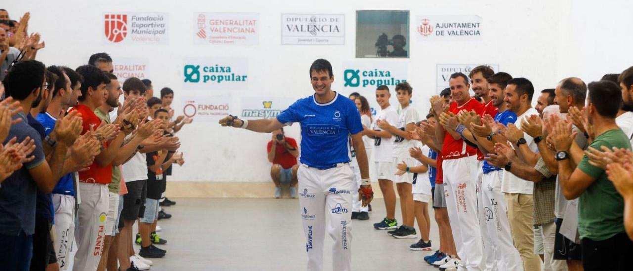 José Cabanes, durant l’homenatge que li va ser tributat ahir en Pelayo.  | LEVANTE-EMV