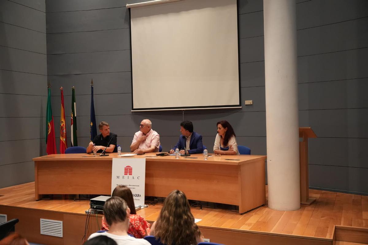 Presentación de la exposición 'Mirar para ver lo ausente'.