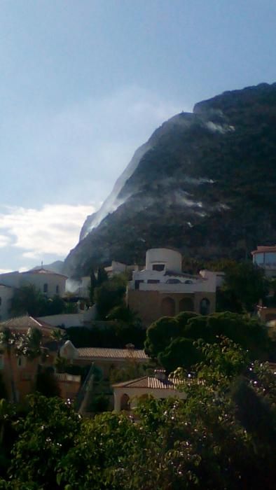 Vista del incendio forestal declarado hoy junto a la Urbanización Maravilla de Calp.