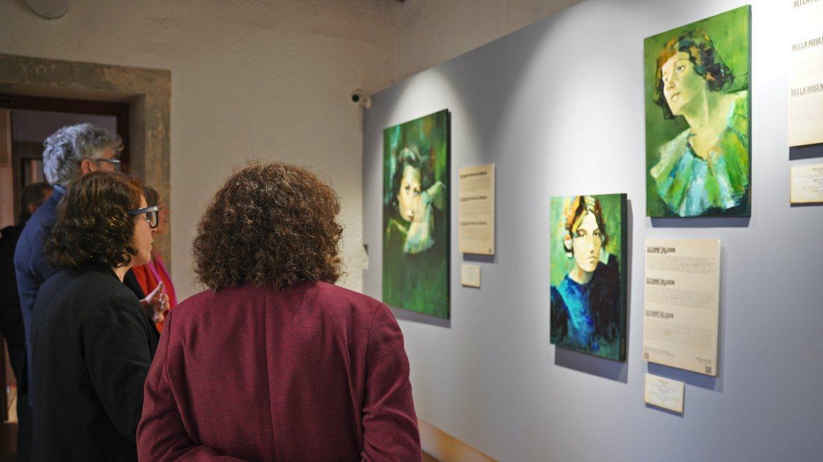 Parte de las obras de la muestra 'Tras a pegada das musas' en la Casa do Cabido.