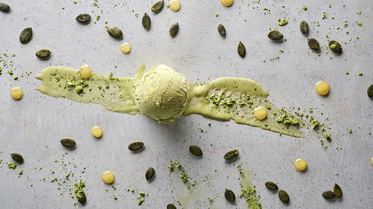 Helado gurmet de Sant Croi: de té matcha orgánico con ‘gelée’ de yuzu y pipas de calabaza caramelizadas.