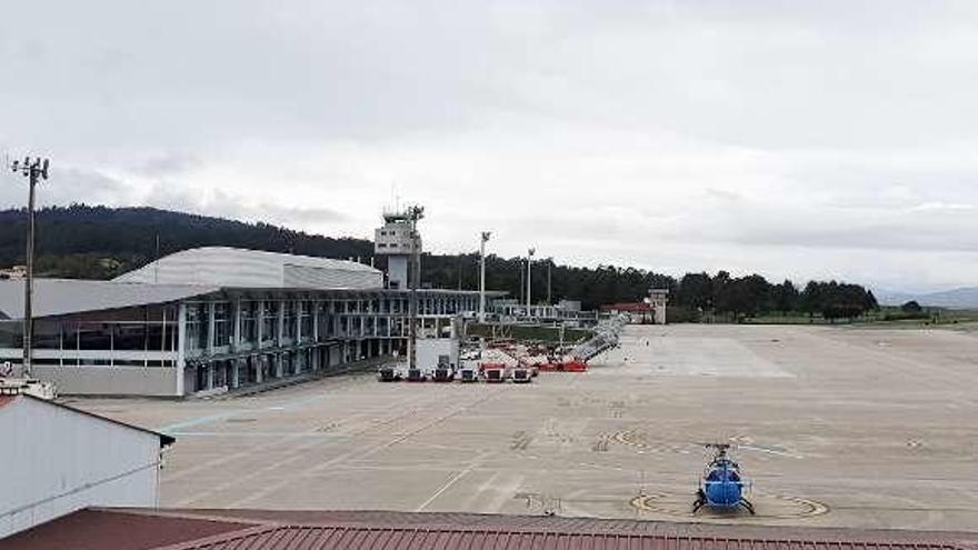 El aeropuerto de Vigo registró ayer una sola conexión. // Marta G. Brea