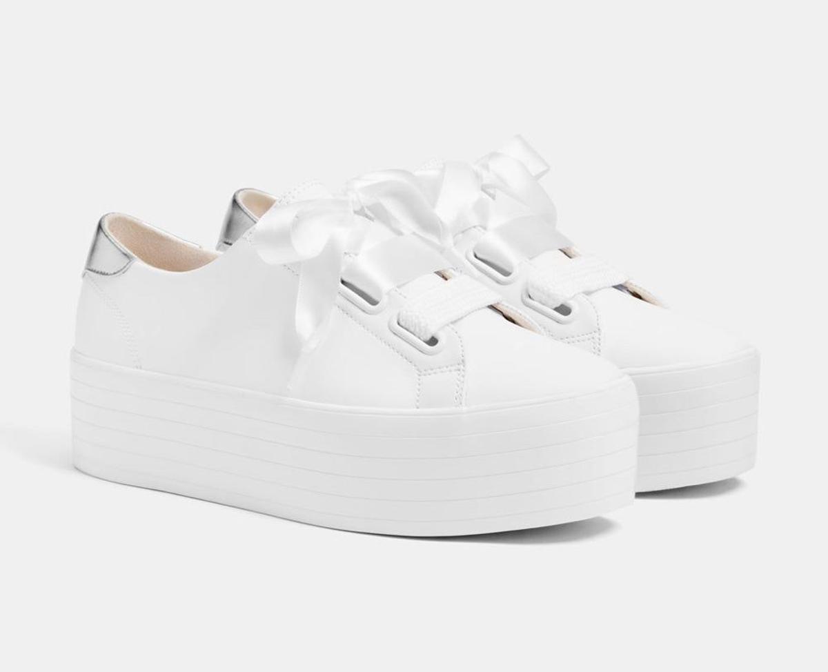 Zapatillas con plataforma y lazo de raso de Bershka (Precio: 9,99 euros)