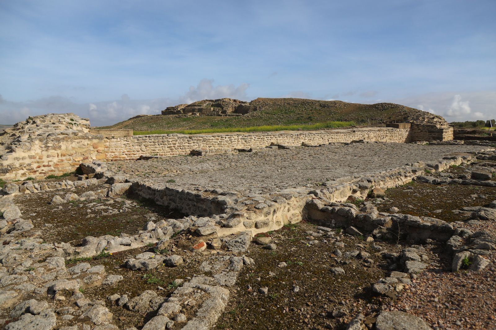 Sale a la luz un anfiteatro romano en Ategua