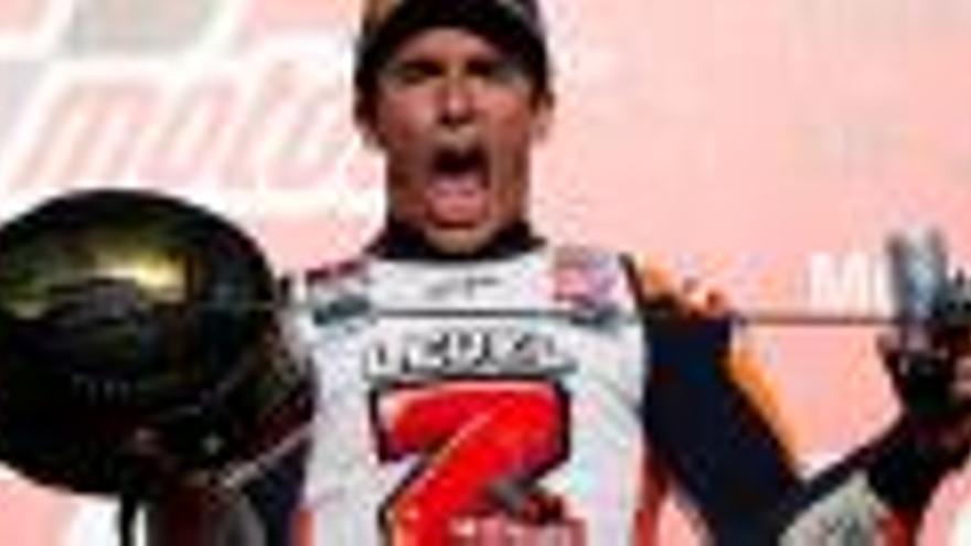 Marc Márquez celebra amb emoció el títol assolit a Motegi.