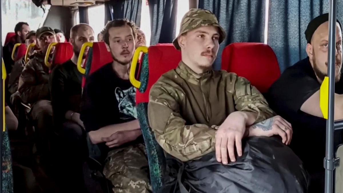 Militares ucranianos sentados en un autobús mientras son evacuados de la planta siderúrgica Azovstal sitiada en Mariúpol, Ucrania, el 17 de mayo de 2022.