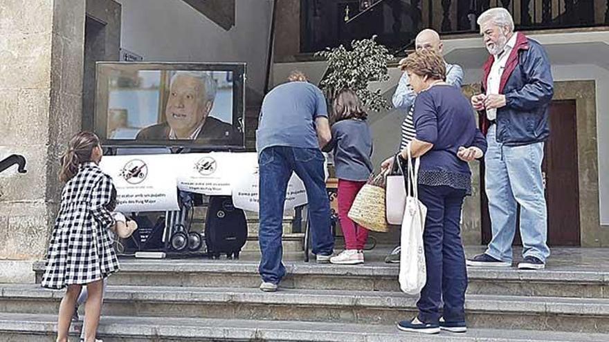 La mesa informativa que se instala los sÃ¡bados en SÃ³ller ya ha recogido 300 firmas.