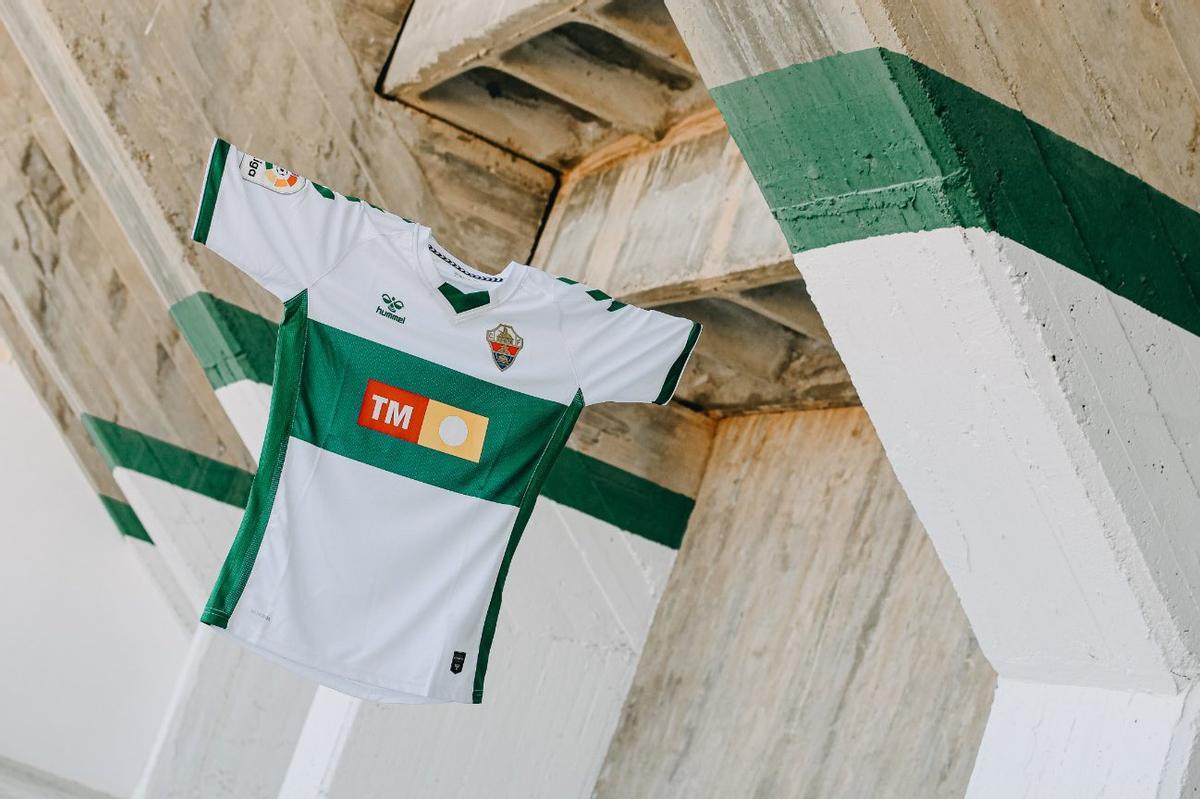 Nueva camiseta para Primera con la franja verde solo por delante