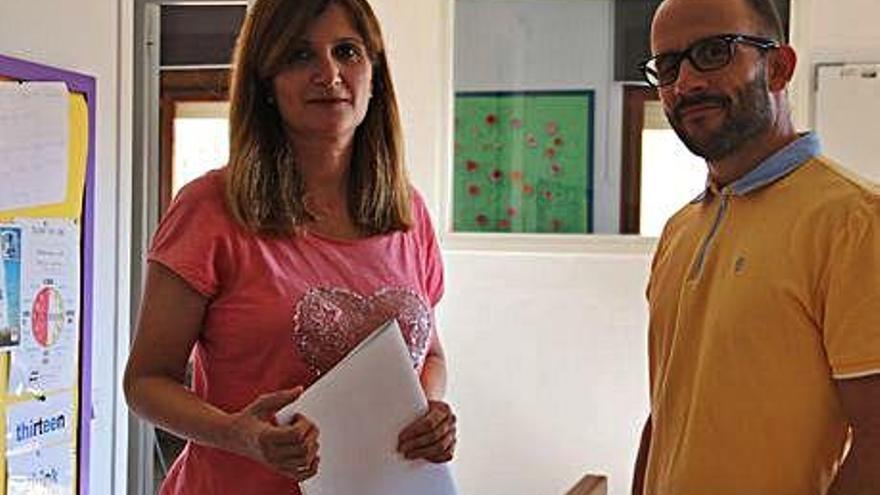 La directora, Cristina Auguet, i l&#039;alcalde, Jordi Cases, a l&#039;escola