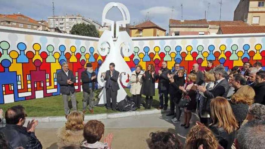 La inauguración de la escultura y el mural en la nueva plaza de Martínez Garrido atrajo ayer a decenas de personas. // Marta G. Brea