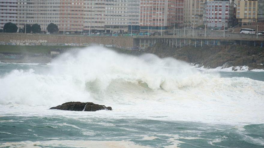 Oleaje en el paseo marítimo de A Coruña.