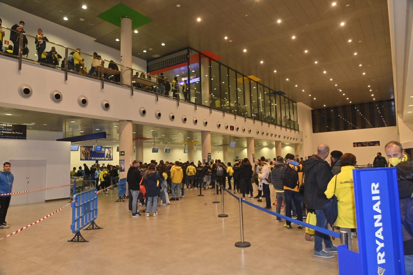 Salida de los aficionados del Villarreal desde el aeropuerto