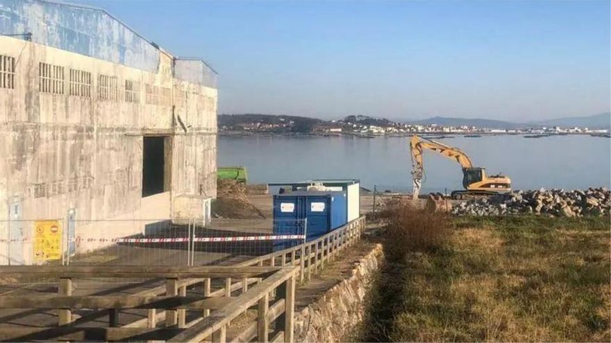 El alcalde de A Pobra relaciona los vertidos de hidrocarburos de A Ribeiriña con la obra de regeneración que hizo Costas