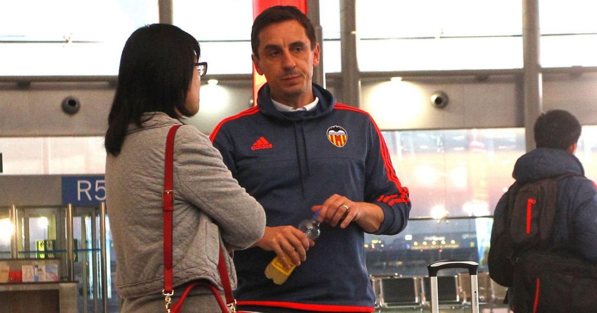Imagen de archivo del exentrenador del Valencia CF Gary Neville, durante una rueda de prensa el 19 de marzo de 2016.  | J.M.LÓPEZ