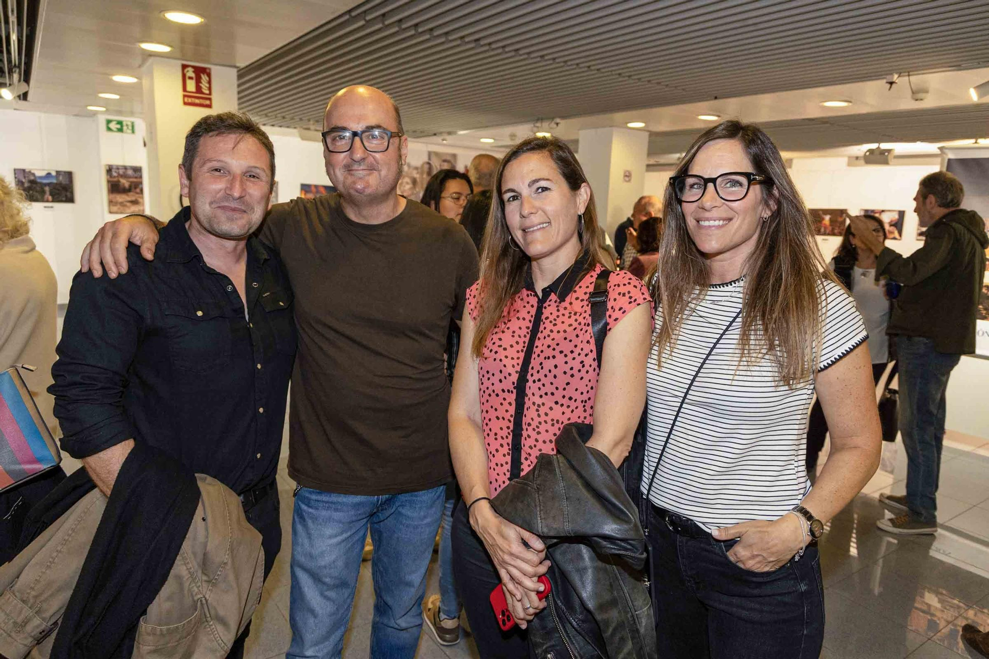 lleno total en la inauguración de INFotoperiodistas 2024,. un año de fotografía de prensa en Alicante