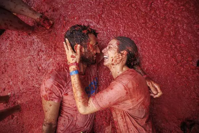 La tomatina vuelve a teñir Buñol de Rojo