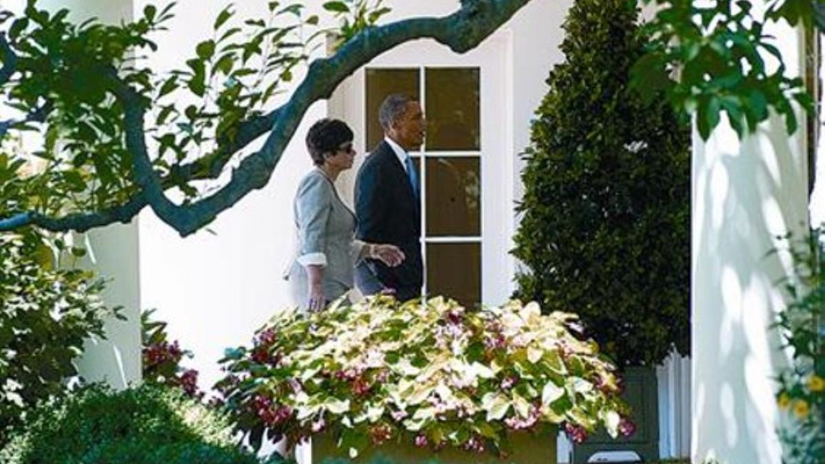 Barack Obama y su consejera Valerie Jarrett, ayer, entrenado en el despacho oval.