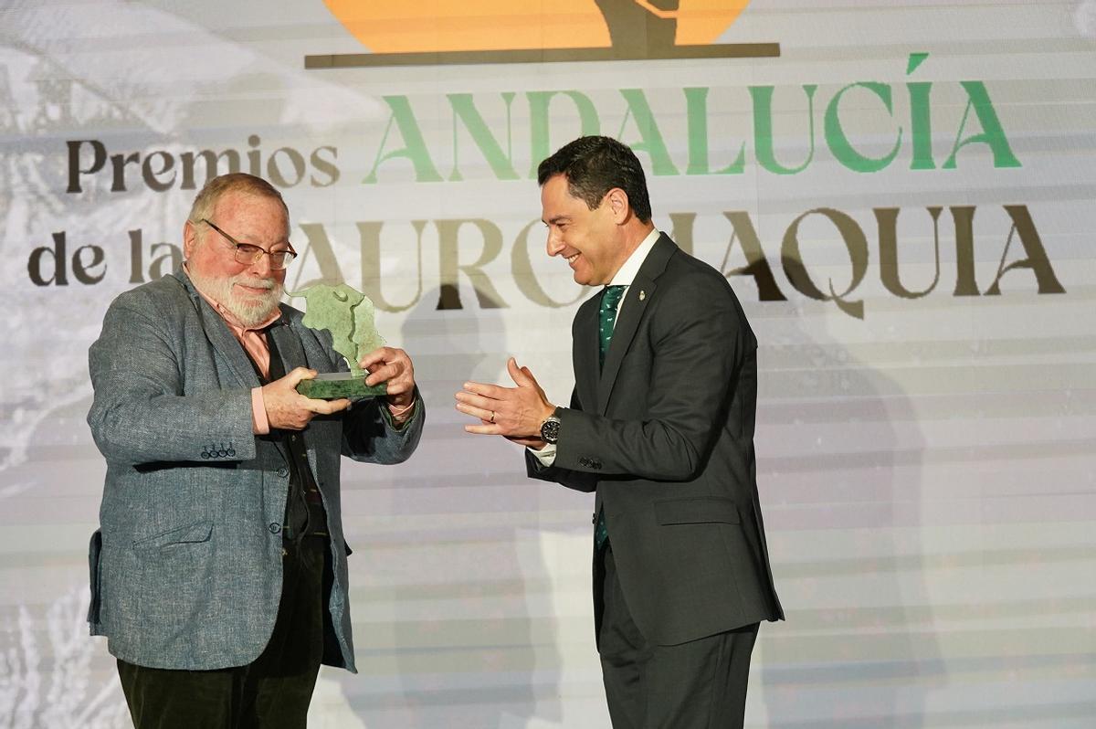 El filósofo Fernando Savater recoge el premio.