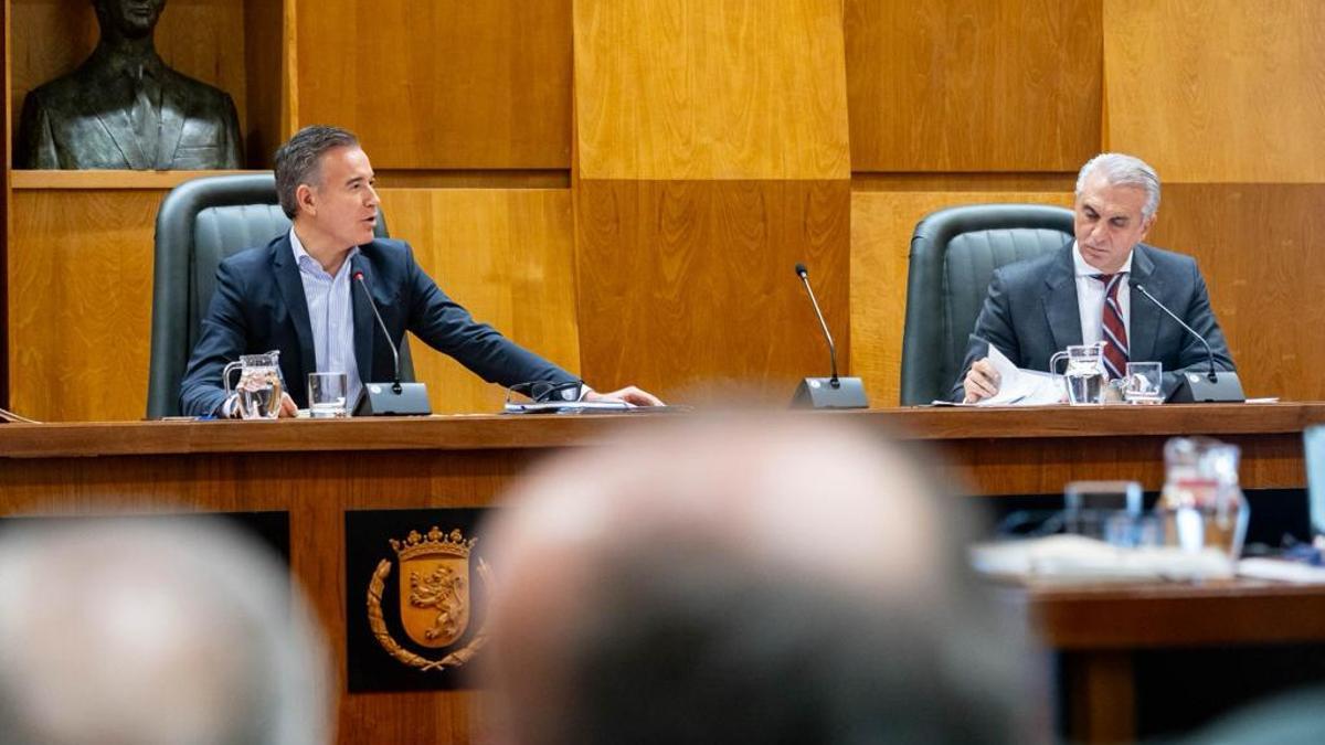 El concejal de urbanismo, Víctor Serrano, presidiendo ayer la comisión de su área