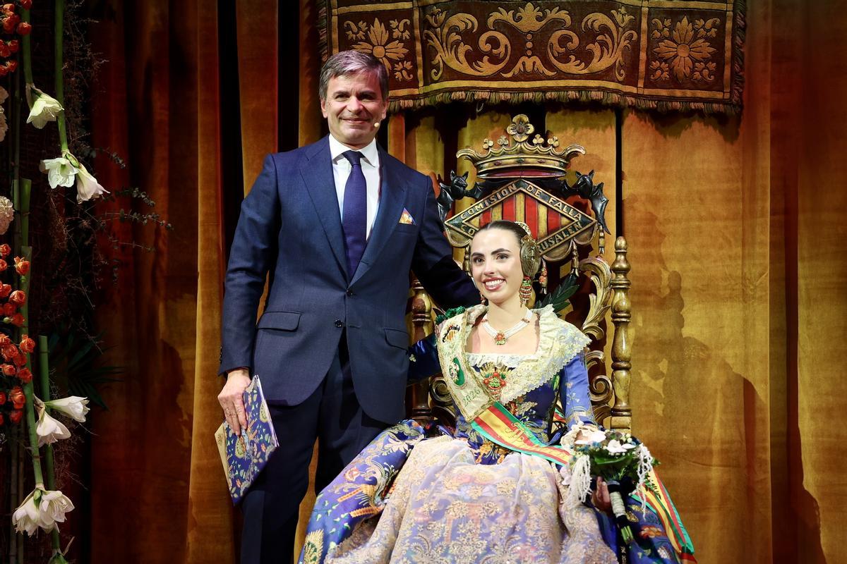 Con su padre y mantenedor