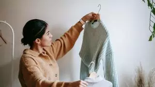 El truco viral de Instagram para colgar los suéteres de punto sin dañarlos: te sorprenderá
