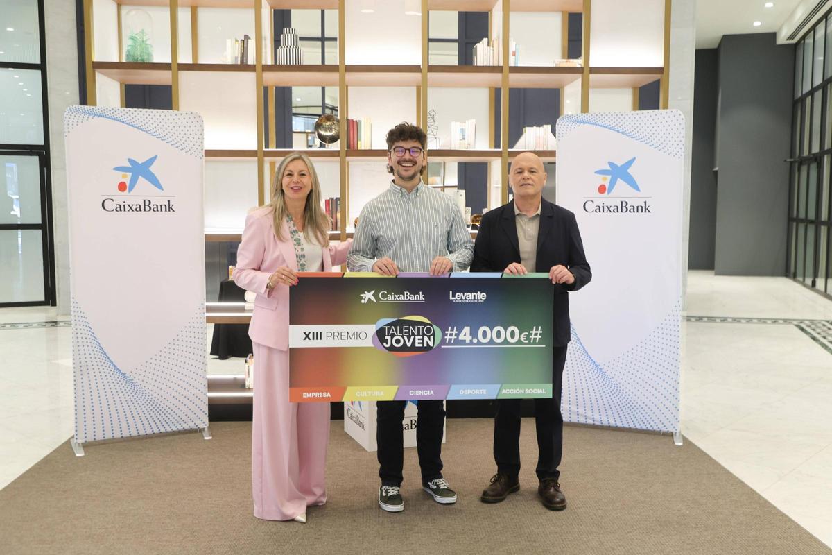 Olga García, directora territorial de CaixaBank en la Comunitat Valenciana; Carlos Prades, ganador de la categoría de Empresa; y Joan-Carles Martí, director de Levante-EMV.