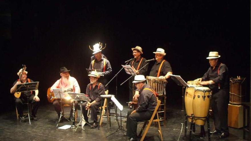 Los integrantes del grupo Los hombres de Paco interpretan una de las canciones del concierto. Foto