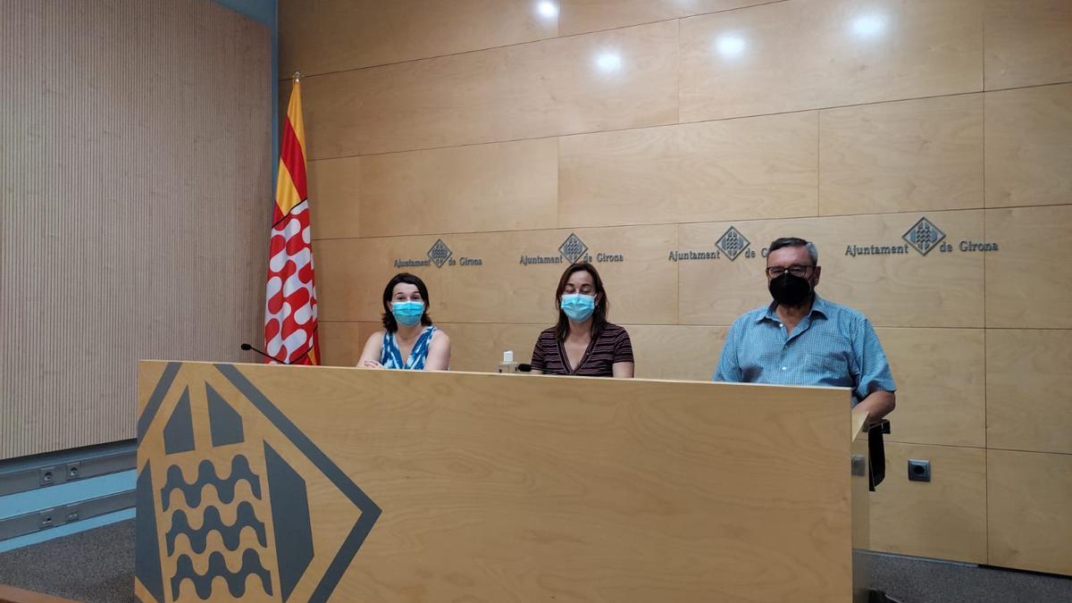 La portaveu del PSC, Sílvia Paneque, amb els regidors Bea Esporrín i Joan Antoni Balbín.