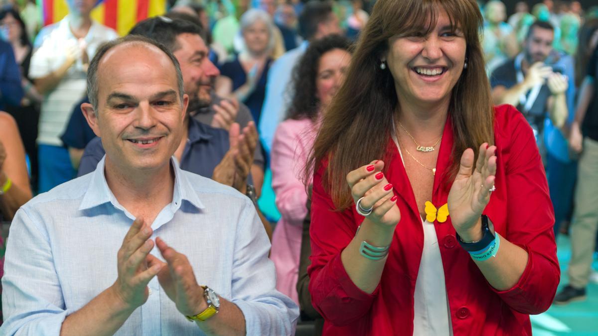 El secretario general de Junts, Jordi Turull, y la presidenta del partido, Laura Borràs, durante el segundo congreso de la formación en L'Hospitalet de Llobregat (Barcelona).
