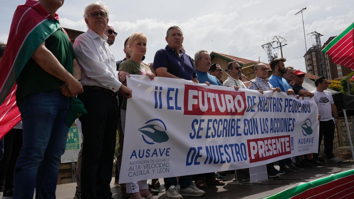 Faúndez (cuarto por la izquierda) durante la manifestación celebrada junto a la estación de trenes de Zamora.