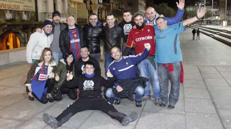 Un grupo de aficionados del Celta y Eibar, ayer en O Berbés. // José Lores