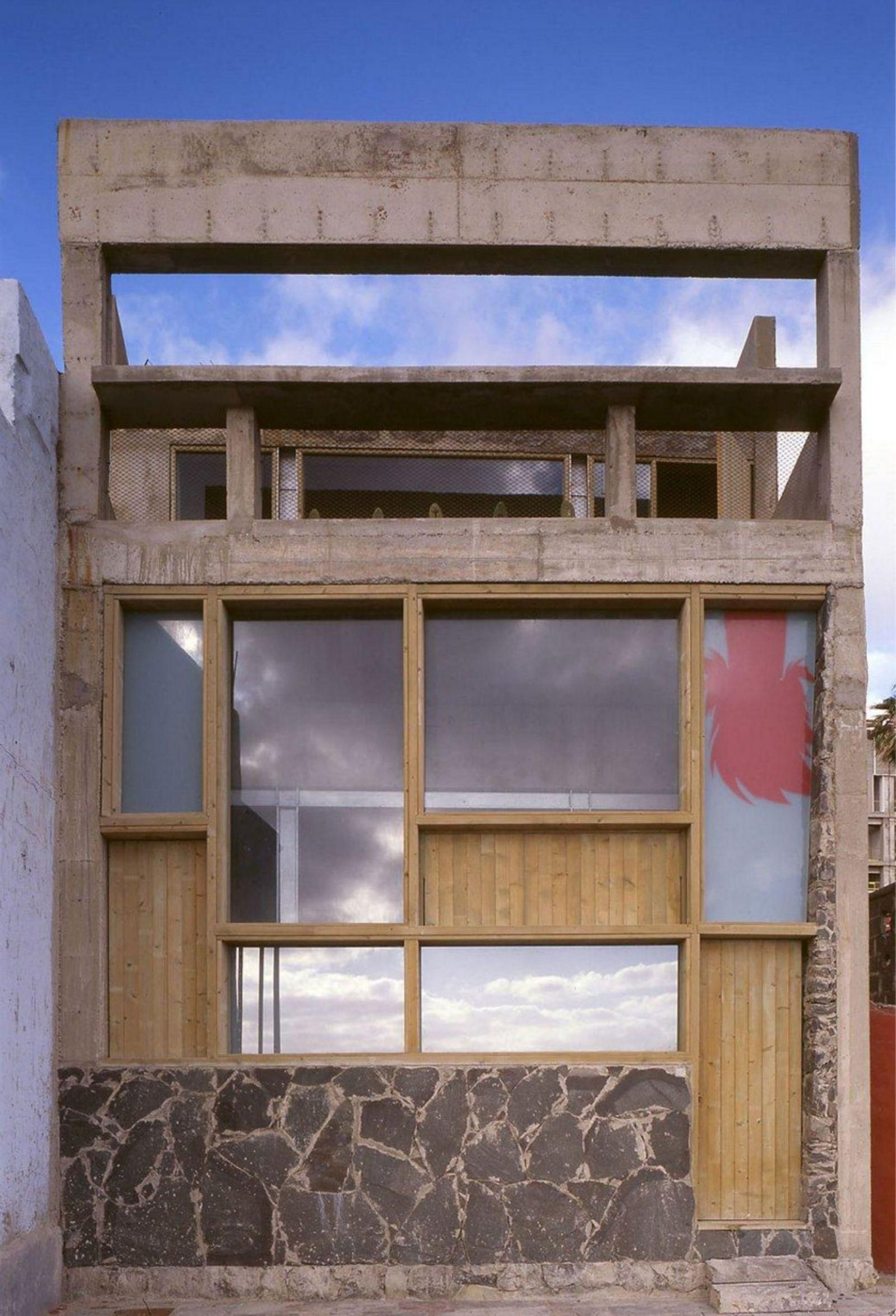 Casa Ruiz, de Magüi González, en Las Palmas de Gran Canaria, y patio del lagunero Instituto Cabrera Pinto, rehabilitación de Maribel Correa, ambas Premio Canarias de Arquitectura.