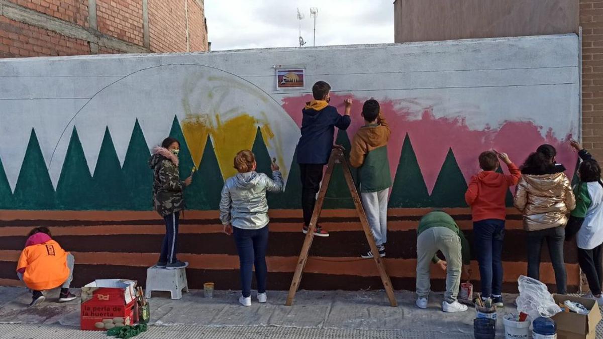 Los escolares almunienses también han participado en la actividad pintando un mural. | SERVICIO ESPECIAL