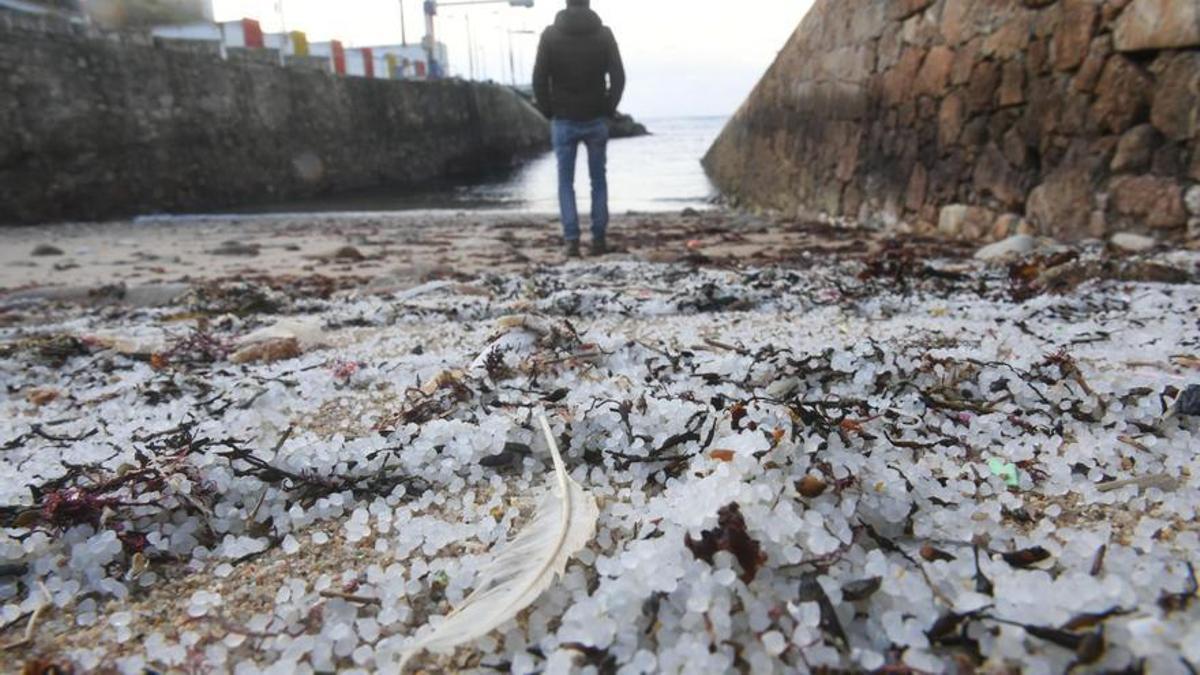 La marea de pellets de resina se extiende por A Coruña y comarca.