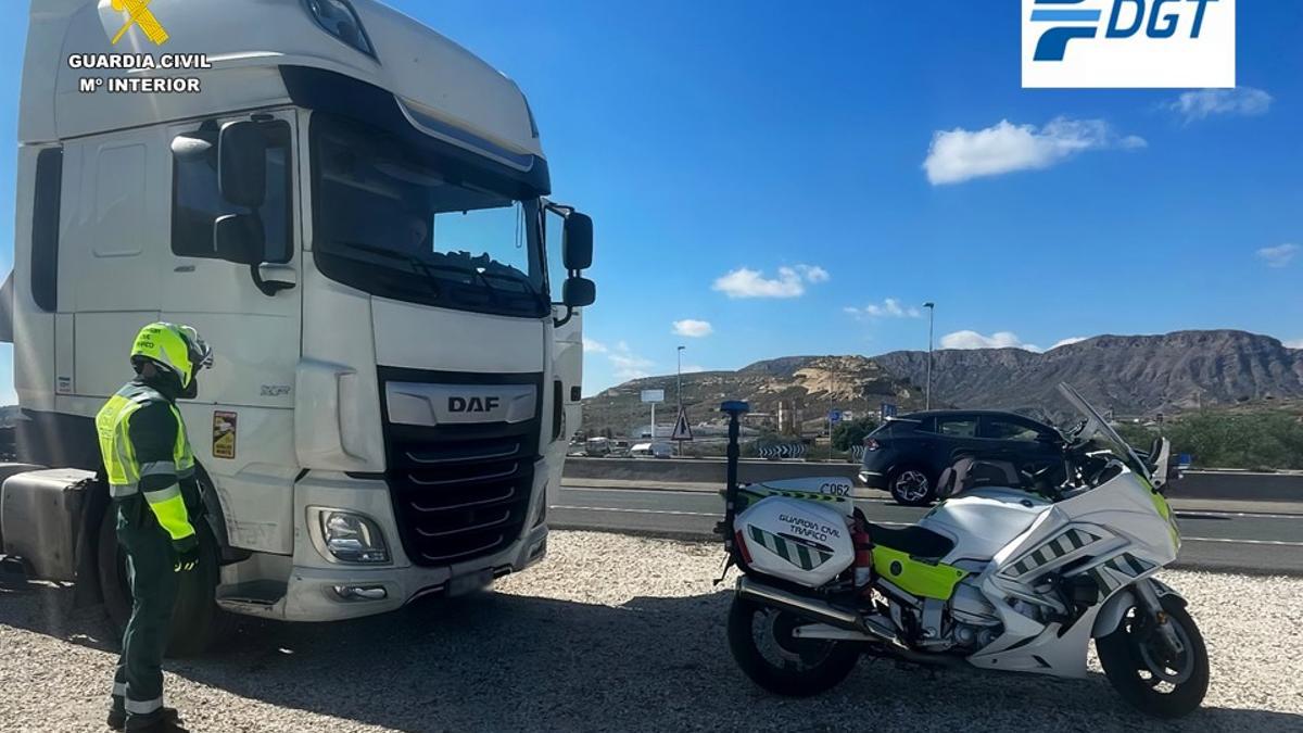 Un agente junto al camión que conducía el detenido en Alicante.