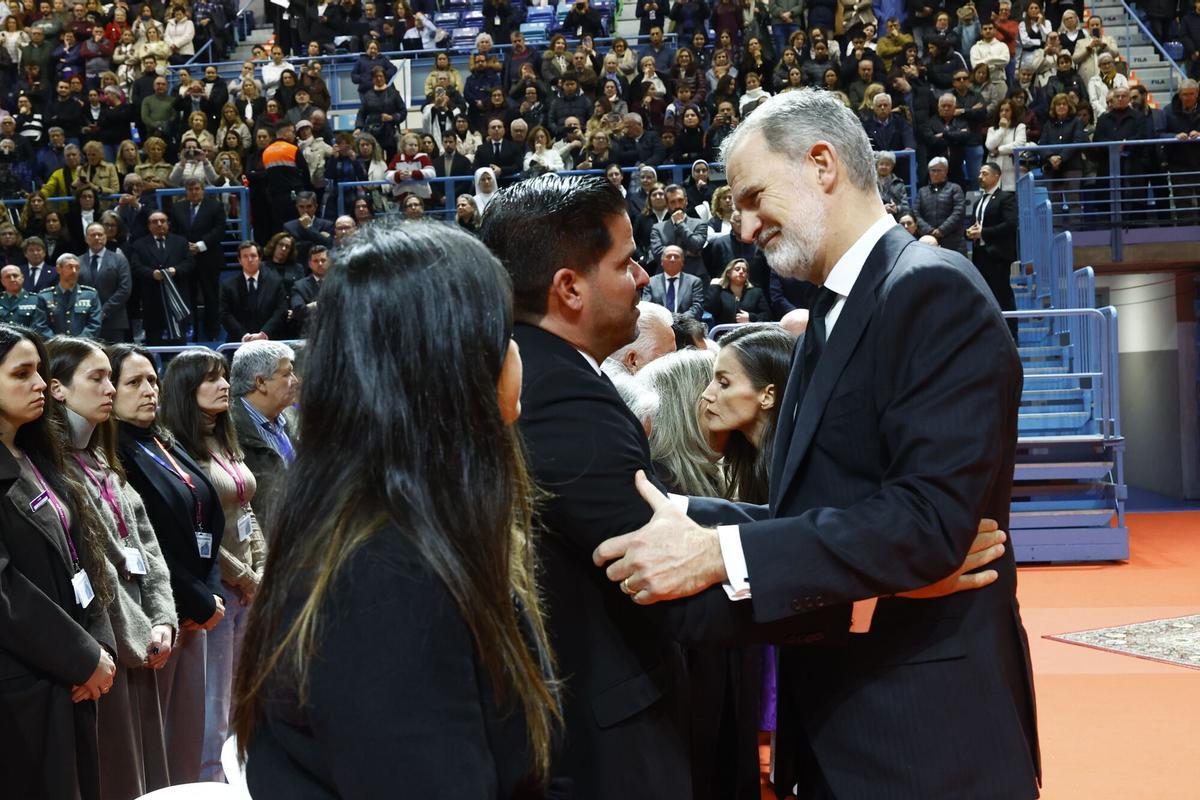 Los Reyes saluudan a los familiares de las víctimas de Adamuz en el funeral de Huelva.