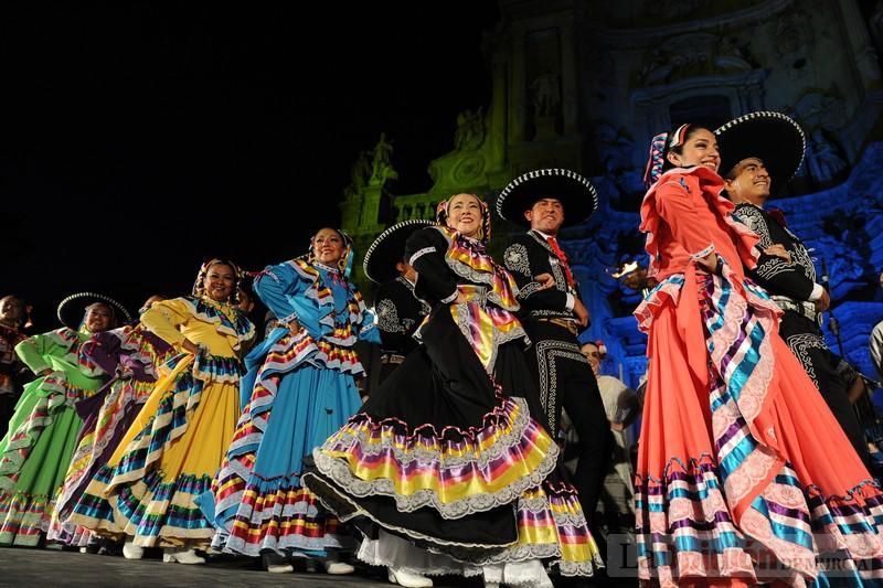 La Antorcha de la Amistad y el Moneo brillan en colores con motivo de este Festival Internacional de Folclore