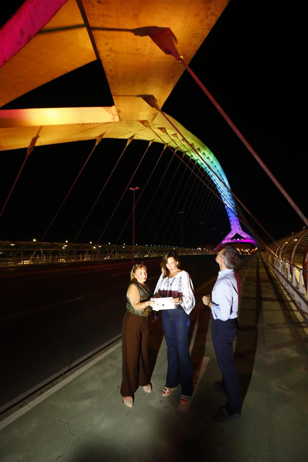 En imágenes | El puente del Tercer Milenio estrena iluminación