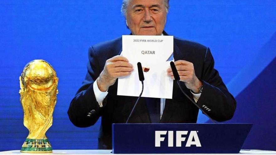 Josep Blatter enseña el cartel con el nombre de Qatar al ser elegida como sede del Mundial en 2011.