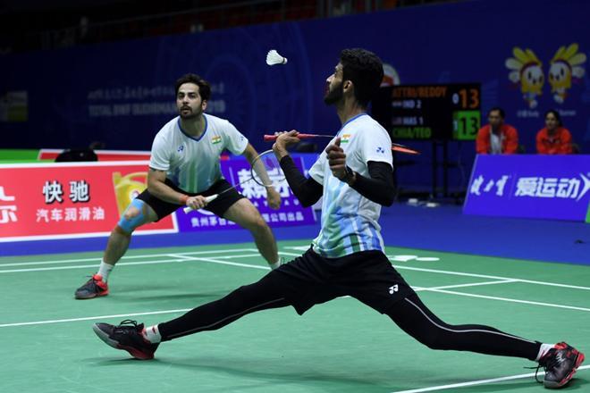 Manu Attri y B.Sumeeth Reddy (R) de India devuelve a Teo Ee Yi y Chia Aaron de Malasia durante el partido de dobles masculino de los campeonatos mundiales de bádminton de la Copa Sudirman 2019 en Nanning.