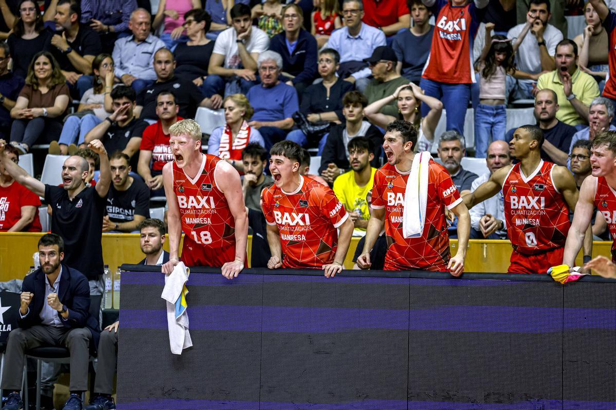 Les millors fotos de la celebració de la permanència del Baxi Manresa a Fontajau