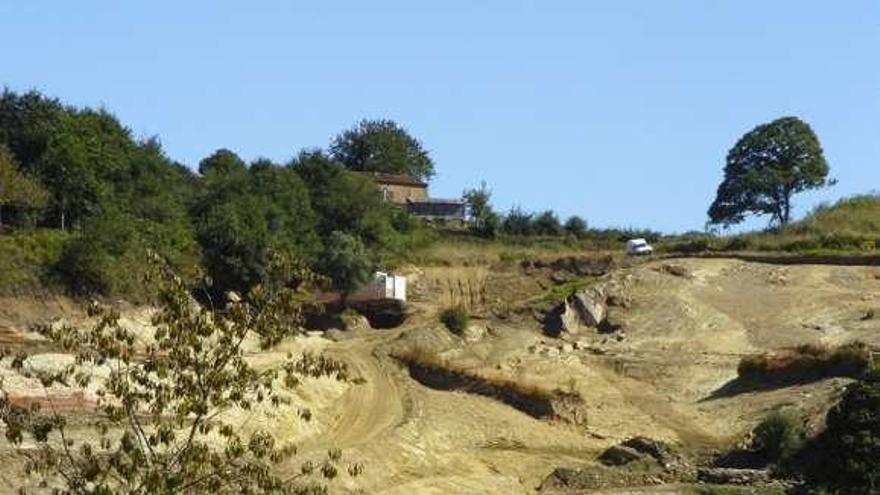 Fernández Pintos, ante la excavación en 2007. // Bernabé/Javier Lalín
